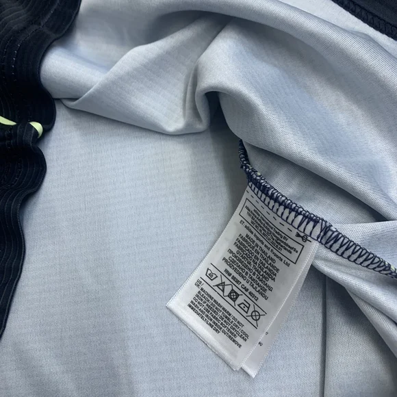 Adidas Real Madrid 2025/26 Long Sleeve Jersey Size M - Picture 6 of 6